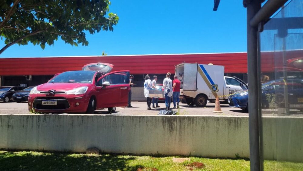 Família de idoso encontrado morto dentro de carro na UPA deve demorar 10 dias para liberar o corpo Imagem referente a Família de idoso encontrado morto dentro de carro na UPA deve demorar 10 dias para liberar o corpo