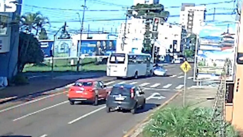 Vídeo mostra semáforo vermelho em colisão que resultou na morte Luís da Costa no Centro de Cascavel Imagem referente a Vídeo mostra semáforo vermelho em colisão que resultou na morte Luís da Costa no Centro de Cascavel