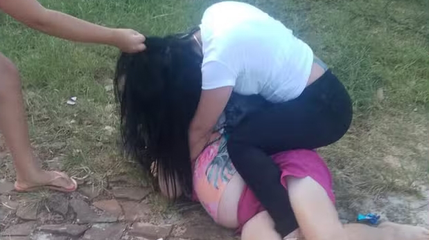 Filha filma mãe sendo espancada por mulher no meio da rua; Vítima morreu no hospital Imagem referente a Filha filma mãe sendo espancada por mulher no meio da rua; Vítima morreu no hospital