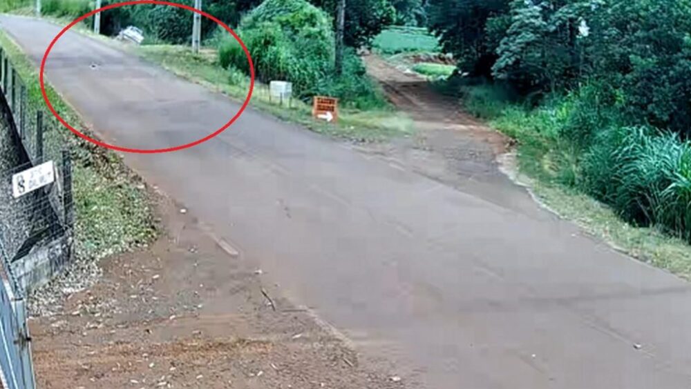 Imagens fortes: Câmera registra capotamento que terminou em morte na Estrada Alto São Salvador Imagem referente a Imagens fortes: Câmera registra capotamento que terminou em morte na Estrada Alto São Salvador