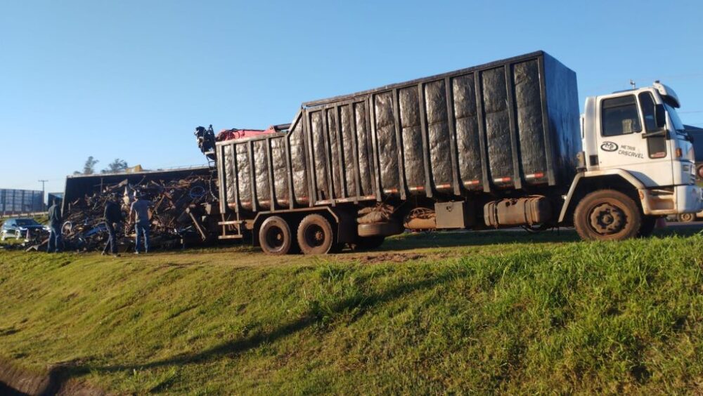 Atenção: Transbordo de carga é realizado para liberação total da BR-277 Imagem referente a Atenção: Transbordo de carga é realizado para liberação total da BR-277