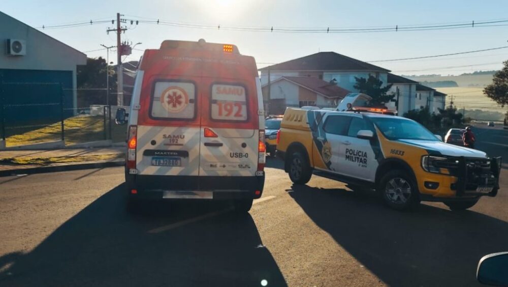 Só de cueca e armado com faca, homem em surto é contido pelas equipes do Samu e PM Imagem referente a Só de cueca e armado com faca, homem em surto é contido pelas equipes do Samu e PM