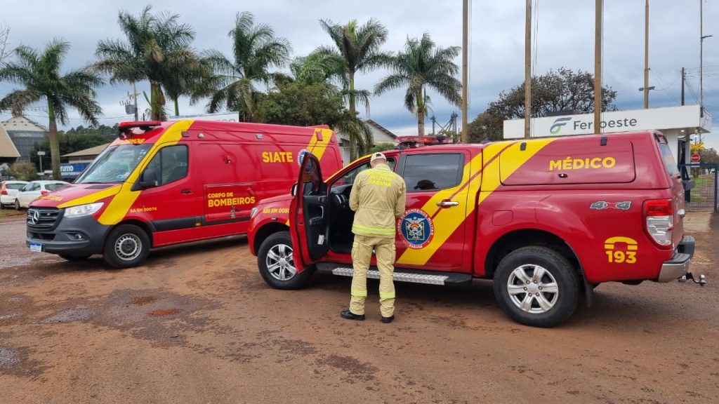 Criança de sete anos fica ferido após carro bater contra caminhão na Ferroeste Imagem referente a Criança de sete anos fica ferido após carro bater contra caminhão na Ferroeste