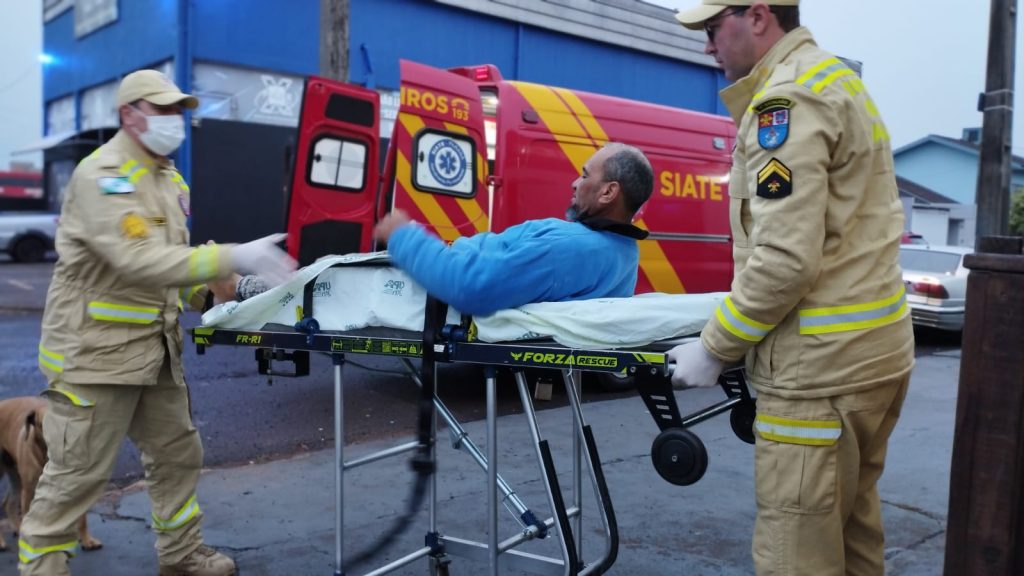 Motociclista tem lesão no ombro após colisão com carro no Bairro Brasília Imagem referente a Motociclista tem lesão no ombro após colisão com carro no Bairro Brasília