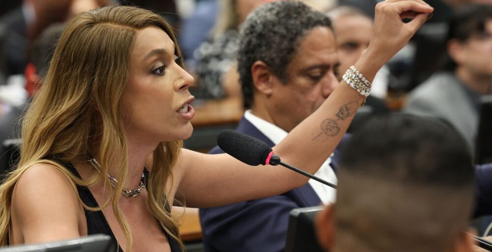Erika Hilton rejeita negociação sobre compensações na PEC da 6×1 Imagem referente a Erika Hilton rejeita negociação sobre compensações na PEC da 6×1