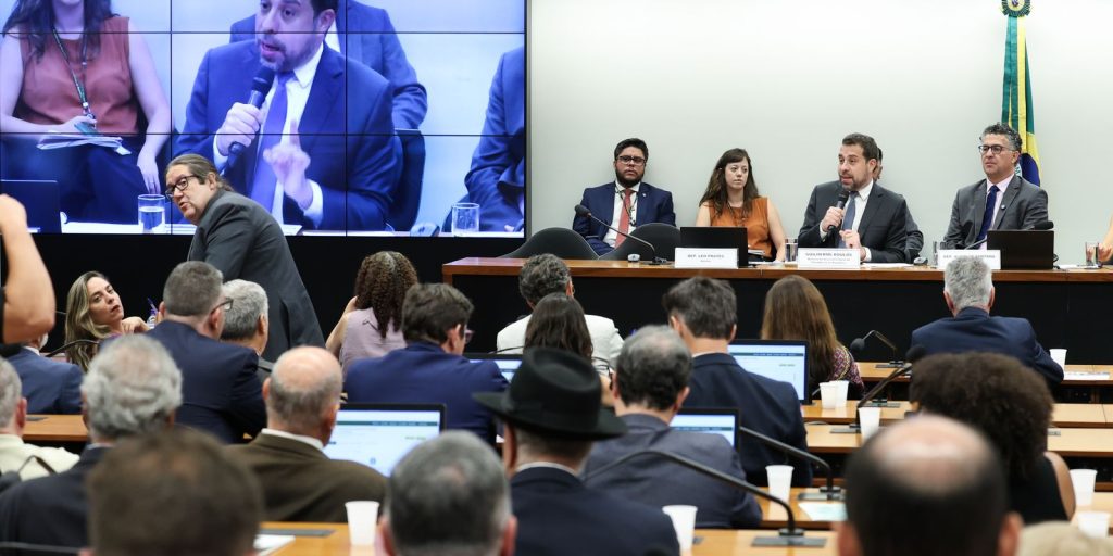 Boulos critica compensação a empresas pelo fim da escala 6×1 Imagem referente a Boulos critica compensação a empresas pelo fim da escala 6×1