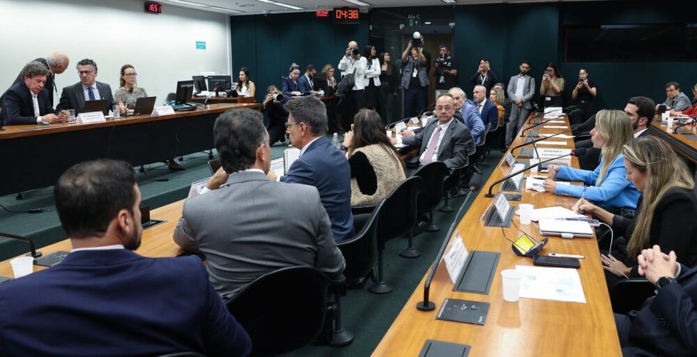 Pedido de vista adia votação da PEC do fim da escala 6X1 Imagem referente a Pedido de vista adia votação da PEC do fim da escala 6X1