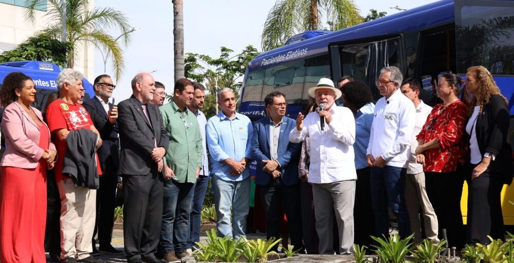 Lula pede que governador do RJ trabalhe para prender milicianos Imagem referente a Lula pede que governador do RJ trabalhe para prender milicianos