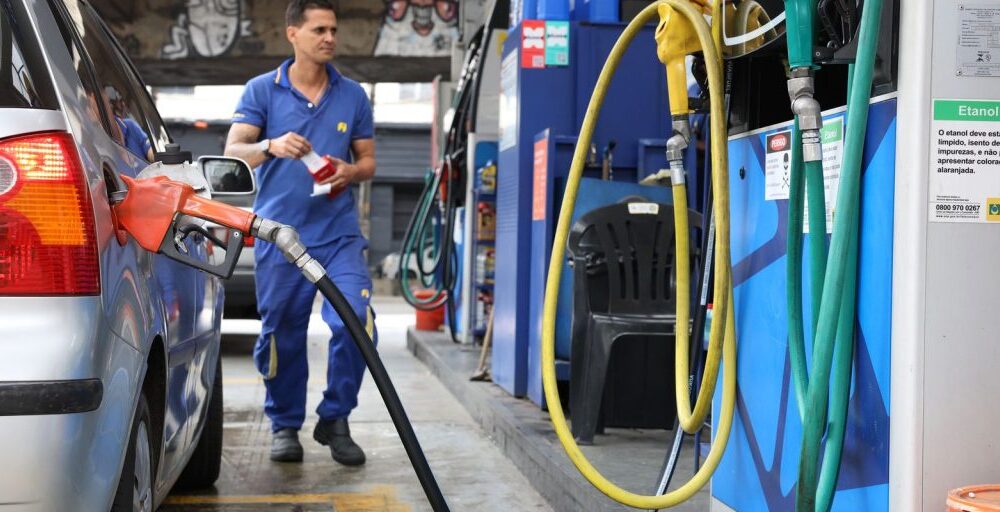 Governo propõe subvenção da gasolina em R$ 0,44 por litro Imagem referente a Governo propõe subvenção da gasolina em R$ 0,44 por litro