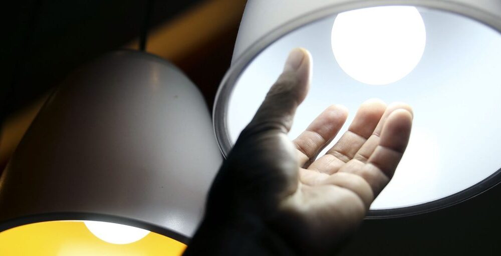 Aneel aprova R$ 5,5 bi para reduzir conta de luz em 22 distribuidoras Imagem referente a Aneel aprova R$ 5,5 bi para reduzir conta de luz em 22 distribuidoras