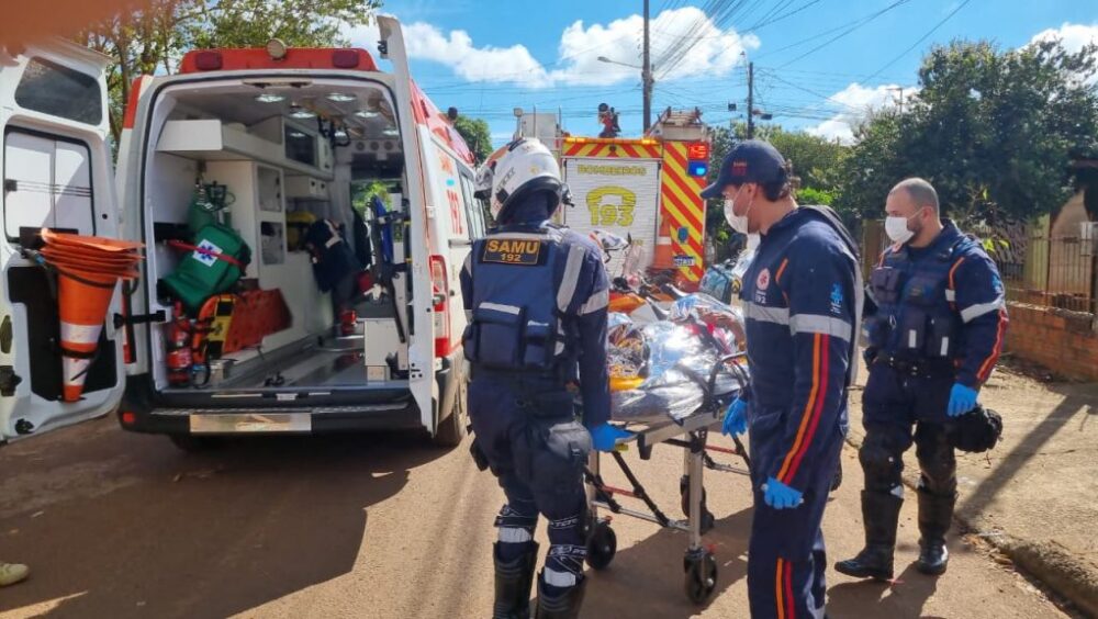 Pássaro morto e cão desidratado: Após desconfiança, bombeiros arrombam porta e localizam idoso que teve AVC há 4 dias Imagem referente a Pássaro morto e cão desidratado: Após desconfiança, bombeiros arrombam porta e localizam idoso que teve AVC há 4 dias