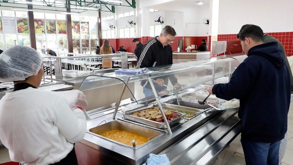 Restaurante Popular serve paleta suína acebolada no almoço desta quarta-feira em Cascavel Imagem referente a Restaurante Popular serve paleta suína acebolada no almoço desta quarta-feira em Cascavel