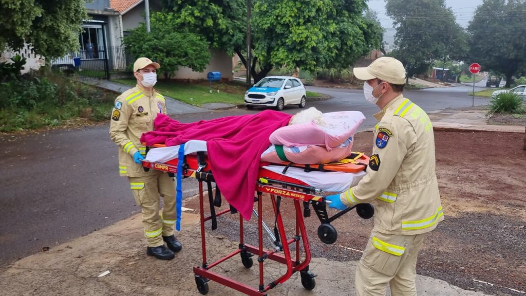 Idosa de 93 anos é socorrida ao sofrer queda em imóvel no Santos Dumont Imagem referente a Idosa de 93 anos é socorrida ao sofrer queda em imóvel no Santos Dumont