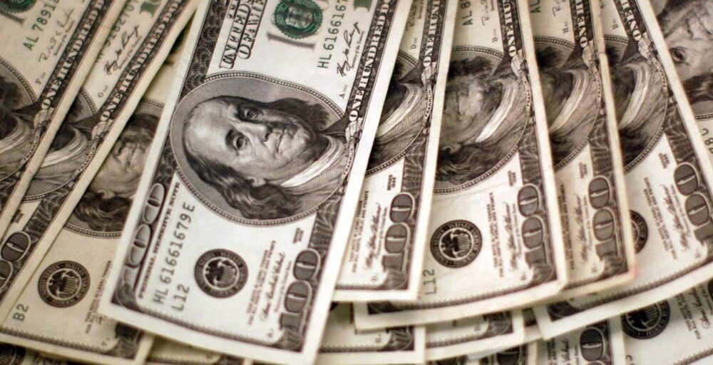 Dólar cai para R$ 5 e bolsa sobe com alívio no Oriente Médio Imagem referente a Dólar cai para R$ 5 e bolsa sobe com alívio no Oriente Médio