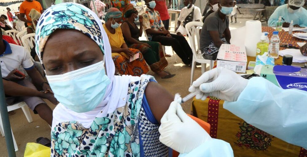Vacina contra cepa do ebola na África pode demorar até 9 meses Imagem referente a Vacina contra cepa do ebola na África pode demorar até 9 meses