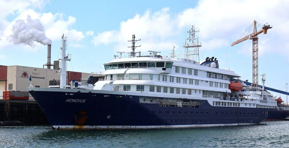 Capitão de navio com surto de hantavírus deixa a embarcação Imagem referente a Capitão de navio com surto de hantavírus deixa a embarcação