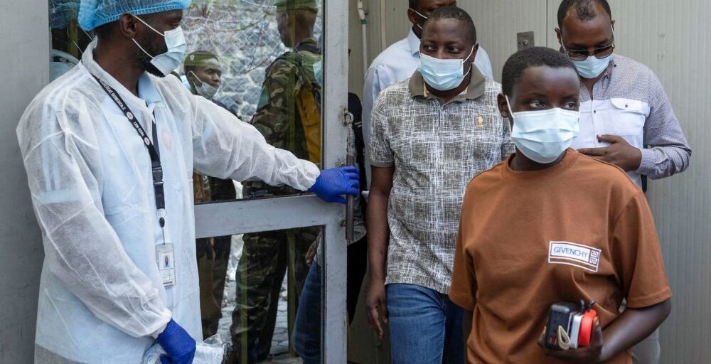 Uganda confirma mais três casos de ebola; total sobe para cinco Imagem referente a Uganda confirma mais três casos de ebola; total sobe para cinco
