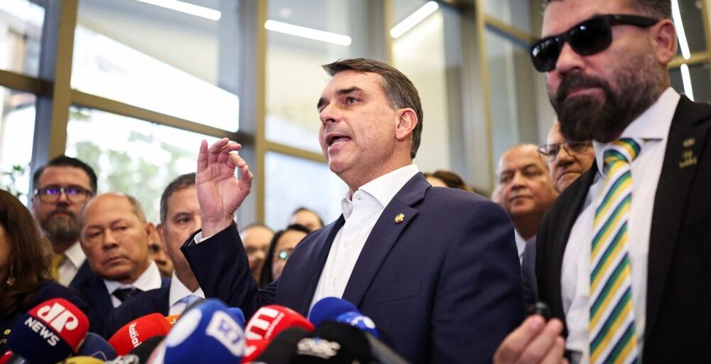 Flávio confirma encontro com Vorcaro após banqueiro ter sido preso Imagem referente a Flávio confirma encontro com Vorcaro após banqueiro ter sido preso