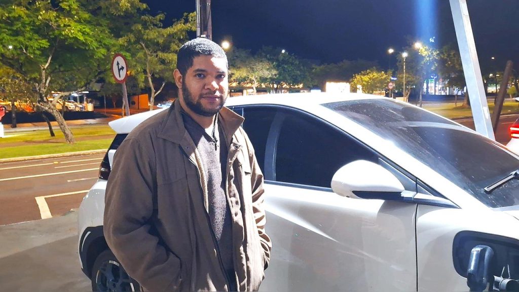 Enquanto muitos dormem, motoristas de aplicativo mantêm a cidade em movimento durante a madrugada Imagem referente a Enquanto muitos dormem, motoristas de aplicativo mantêm a cidade em movimento durante a madrugada