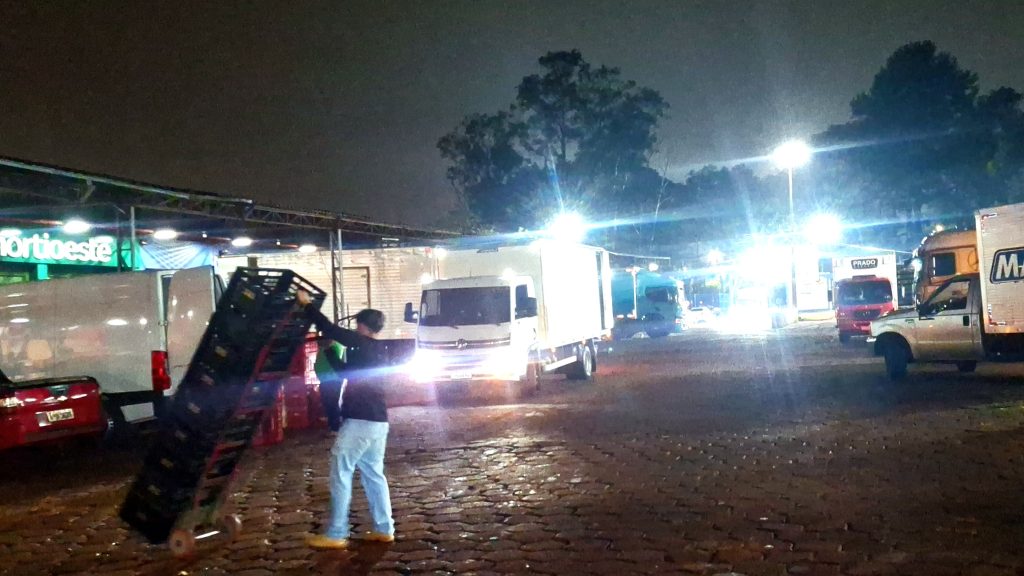 Entre caminhões e hortifrúti: a rotina de quem trabalha há décadas na Ceasa Imagem referente a Entre caminhões e hortifrúti: a rotina de quem trabalha há décadas na Ceasa
