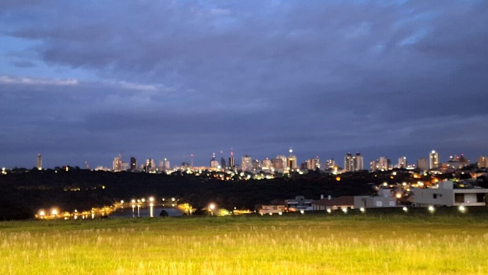 Cascavel amanhece com clima úmido, frio e previsão de chuva ao longo do dia Imagem referente a Cascavel amanhece com clima úmido, frio e previsão de chuva ao longo do dia