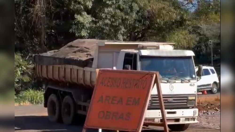 PRF flagra caminhões caçamba com irregularidades graves durante fiscalização em Foz do Iguaçu Imagem referente a PRF flagra caminhões caçamba com irregularidades graves durante fiscalização em Foz do Iguaçu