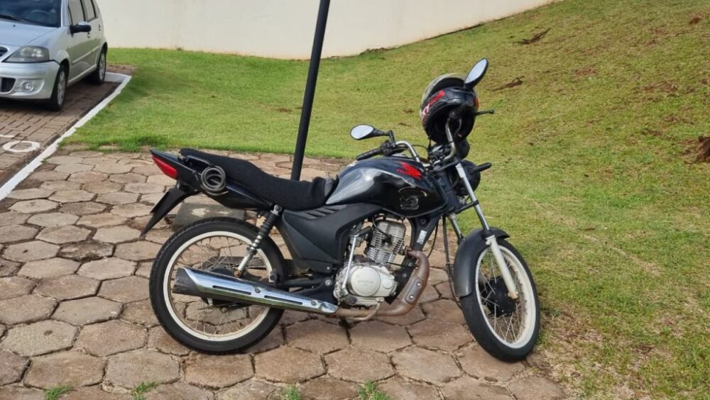 Moto com alerta de furto é abordada pela GM no Centro; dono alega falta de baixa Imagem referente a Moto com alerta de furto é abordada pela GM no Centro; dono alega falta de baixa