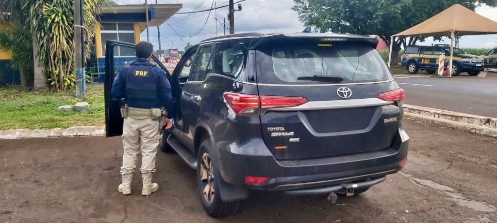 PRF recupera três caminhonetes Hilux levadas por ladrões na Região Oeste Imagem referente a PRF recupera três caminhonetes Hilux levadas por ladrões na Região Oeste