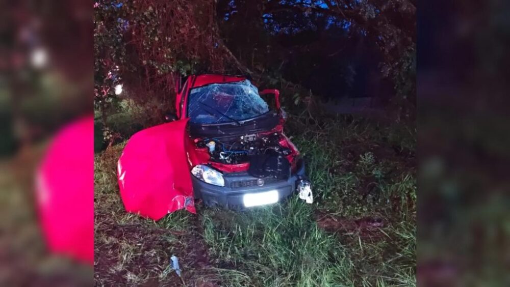 Homem fica ferido após colisão entre caminhonete e caminhão na PRC-280 Imagem referente a Homem fica ferido após colisão entre caminhonete e caminhão na PRC-280