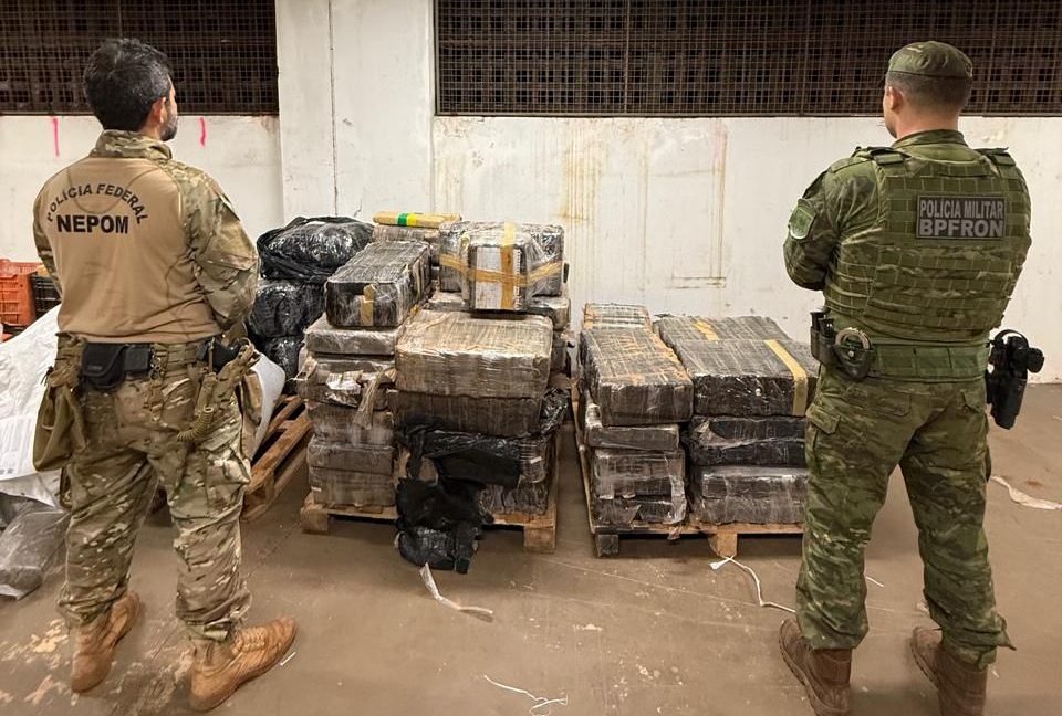 Quase uma tonelada de maconha é apreendida em operação na fronteira de Foz do Iguaçu Imagem referente a Quase uma tonelada de maconha é apreendida em operação na fronteira de Foz do Iguaçu