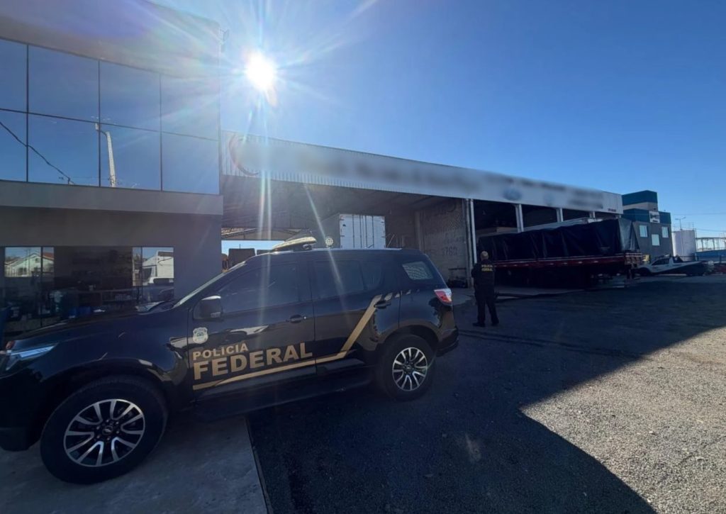 PF faz operação para investigar fraude de mais de R$ 500 mil em financiamento de máquinas Imagem referente a PF faz operação para investigar fraude de mais de R$ 500 mil em financiamento de máquinas