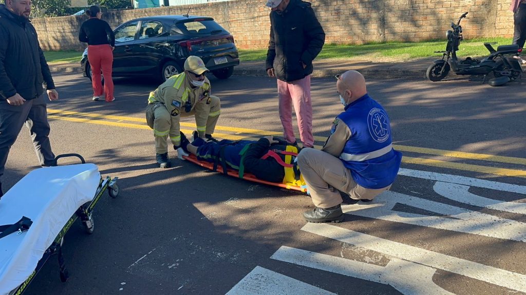 Sem capacete, adolescente fica ferido ao bater com carro na Avenida Toledo Imagem referente a Sem capacete, adolescente fica ferido ao bater com carro na Avenida Toledo