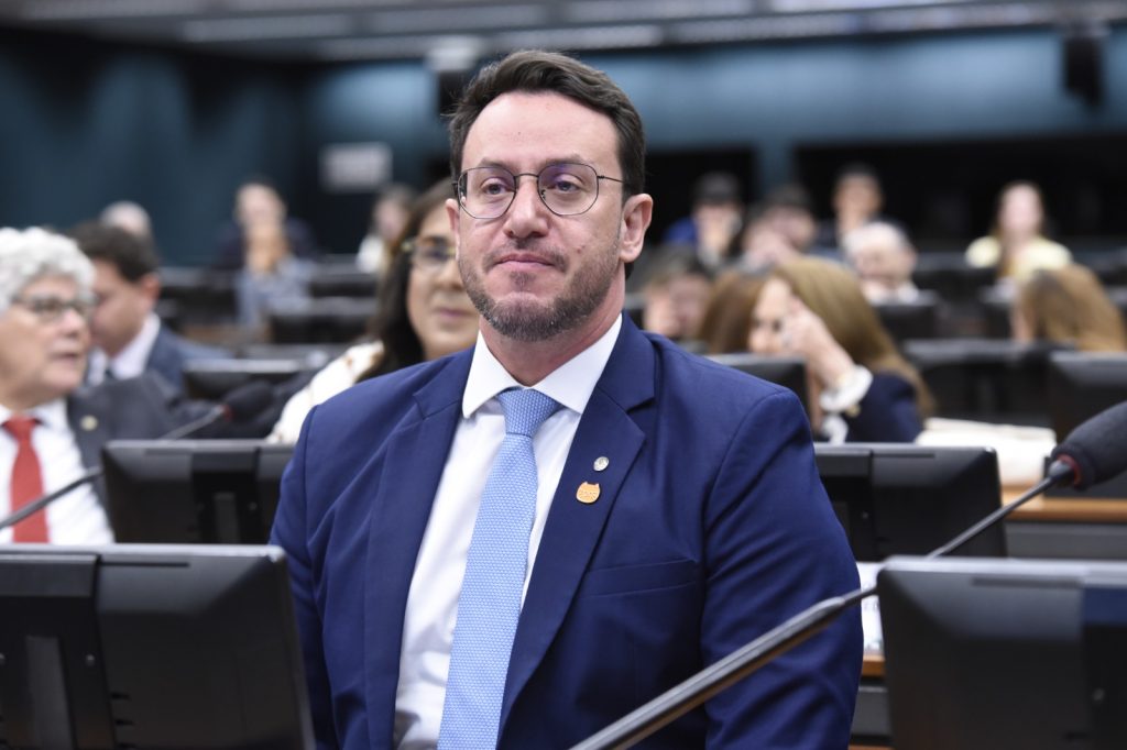 Comissão aprova relatório de Matheus Laiola para criação de Medida Protetiva Digital Imagem referente a Comissão aprova relatório de Matheus Laiola para criação de Medida Protetiva Digital