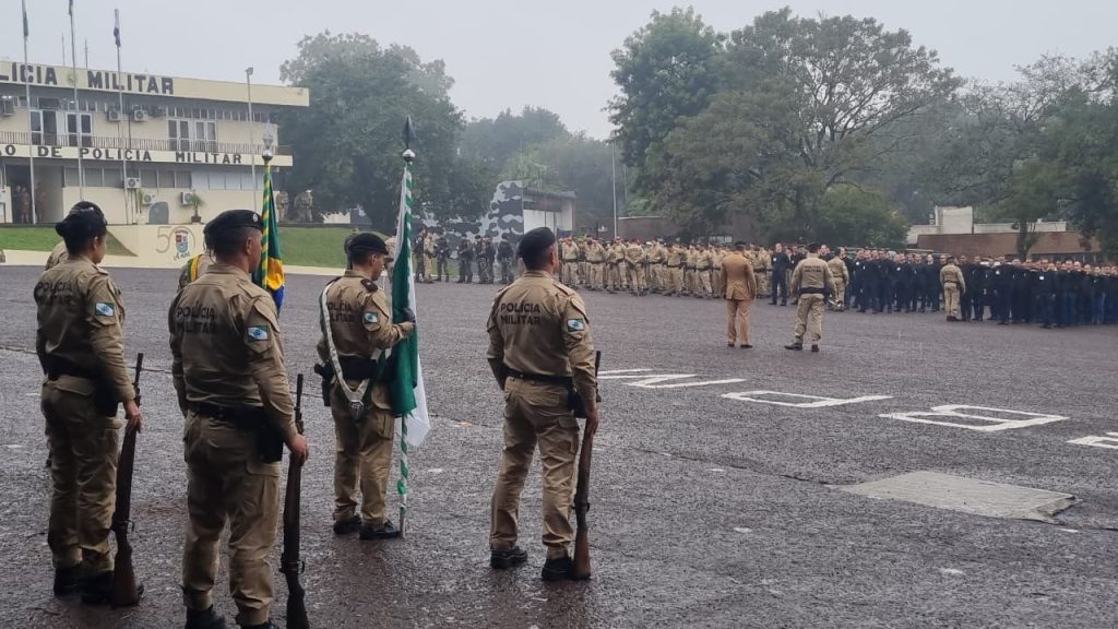 Embaixo de chuva, Polícia Militar de Cascavel faz homenagem ao Patrono Coronel Sarmento Imagem referente a Embaixo de chuva, Polícia Militar de Cascavel faz homenagem ao Patrono Coronel Sarmento