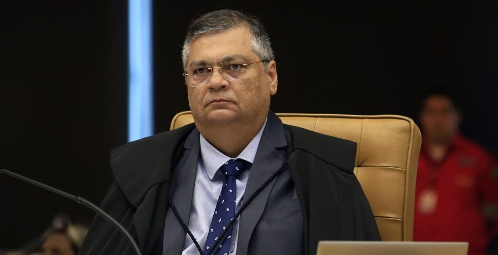 Dino pede que Câmara explique viagem de Mário Frias ao exterior Imagem referente a Dino pede que Câmara explique viagem de Mário Frias ao exterior