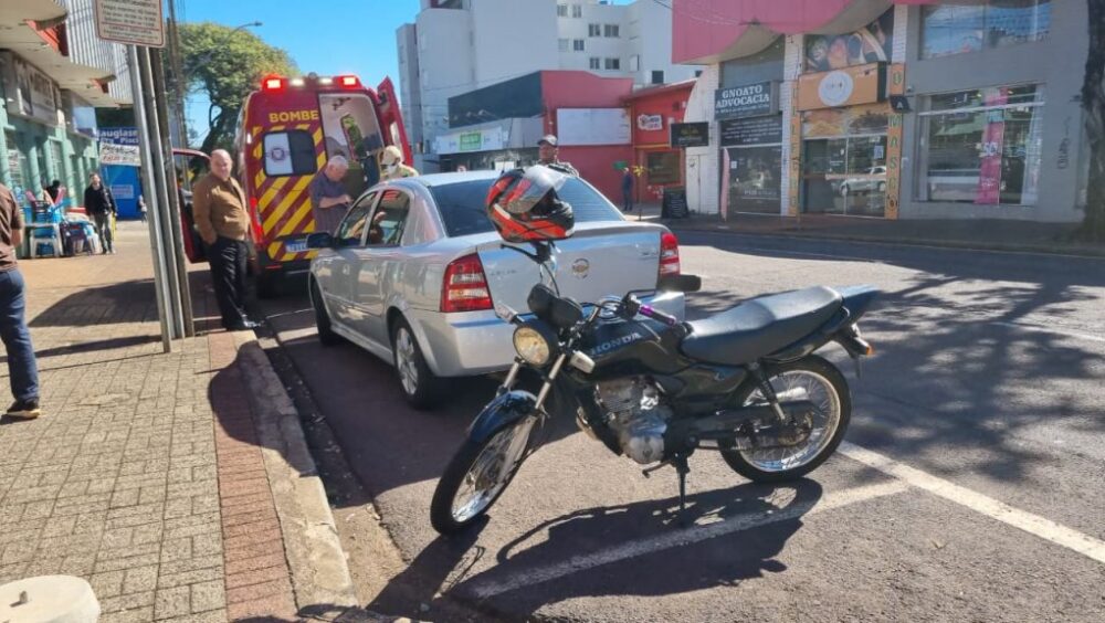 Jovem fica ferido após colisão entre carro e moto na Rua Paraná Imagem referente a Jovem fica ferido após colisão entre carro e moto na Rua Paraná