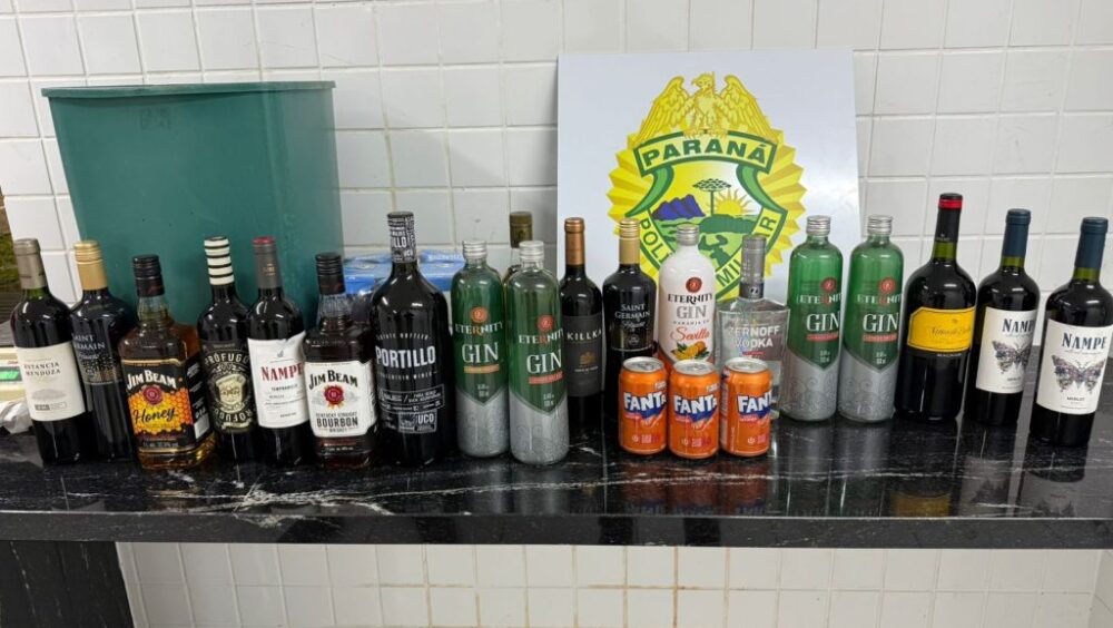 Polícia aborda dupla com 19 garrafas de bebidas e caixa de cerveja durante a madrugada Imagem referente a Polícia aborda dupla com 19 garrafas de bebidas e caixa de cerveja durante a madrugada
