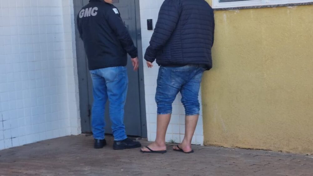 Confusão em lavacar termina na delegacia após empresário e cliente discutirem sobre polimento Imagem referente a Confusão em lavacar termina na delegacia após empresário e cliente discutirem sobre polimento