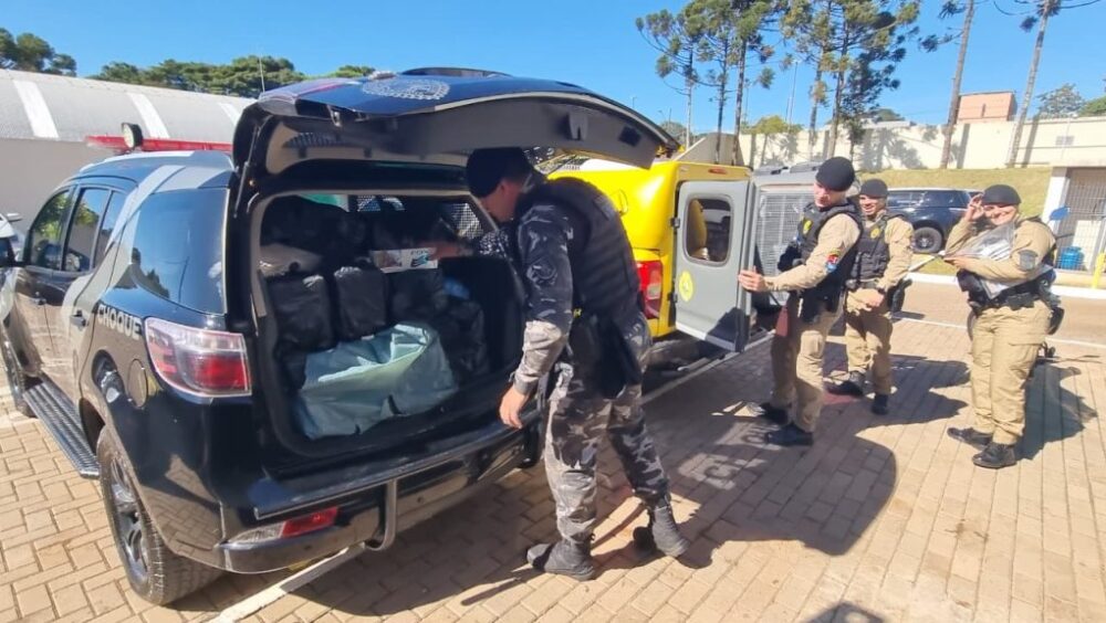 Homem é detido com caixas de cigarro e montante em dinheiro Imagem referente a Homem é detido com caixas de cigarro e montante em dinheiro