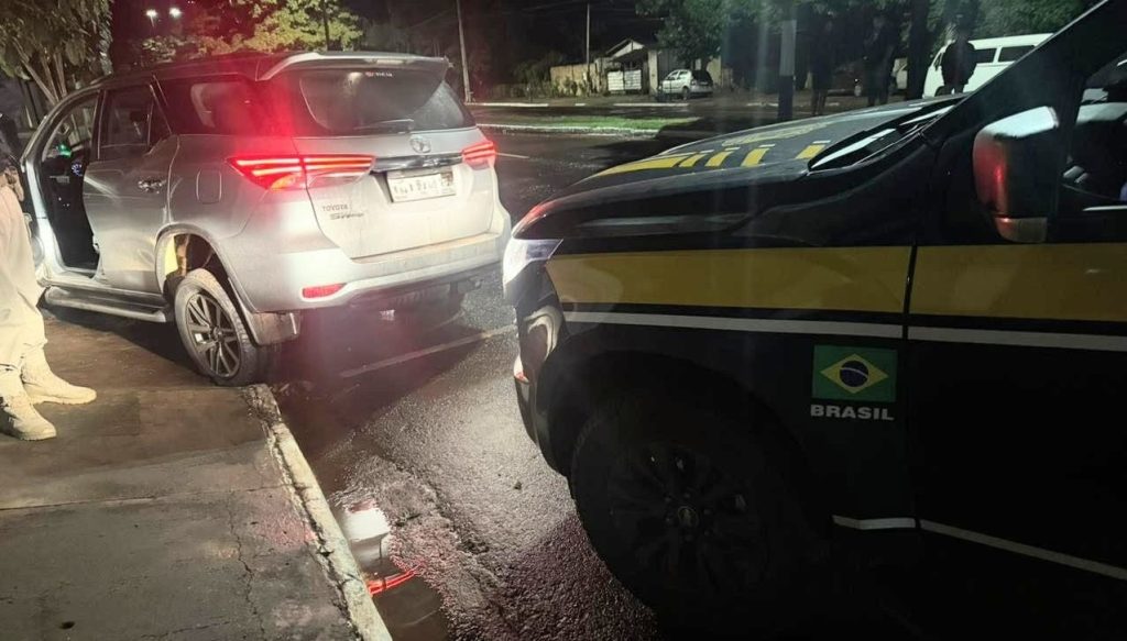 Homem é preso após perseguição com Hilux roubada na BR-163 Imagem referente a Homem é preso após perseguição com Hilux roubada na BR-163