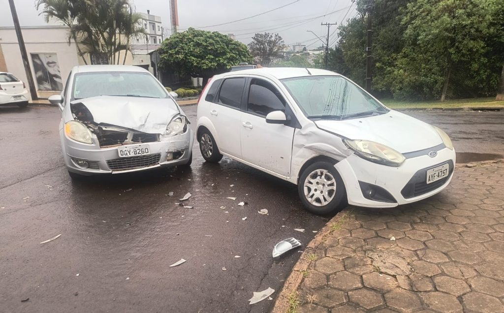 Dois carros se envolvem em colisão no Bairro Neva; Transitar é acionada Imagem referente a Dois carros se envolvem em colisão no Bairro Neva; Transitar é acionada
