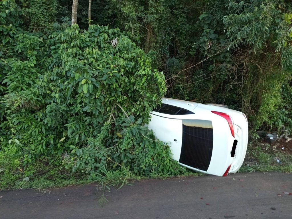 Carro tomba na BR-163 em Capitão Leônidas Marques, mas ocupantes saem ilesos Imagem referente a Carro tomba na BR-163 em Capitão Leônidas Marques, mas ocupantes saem ilesos