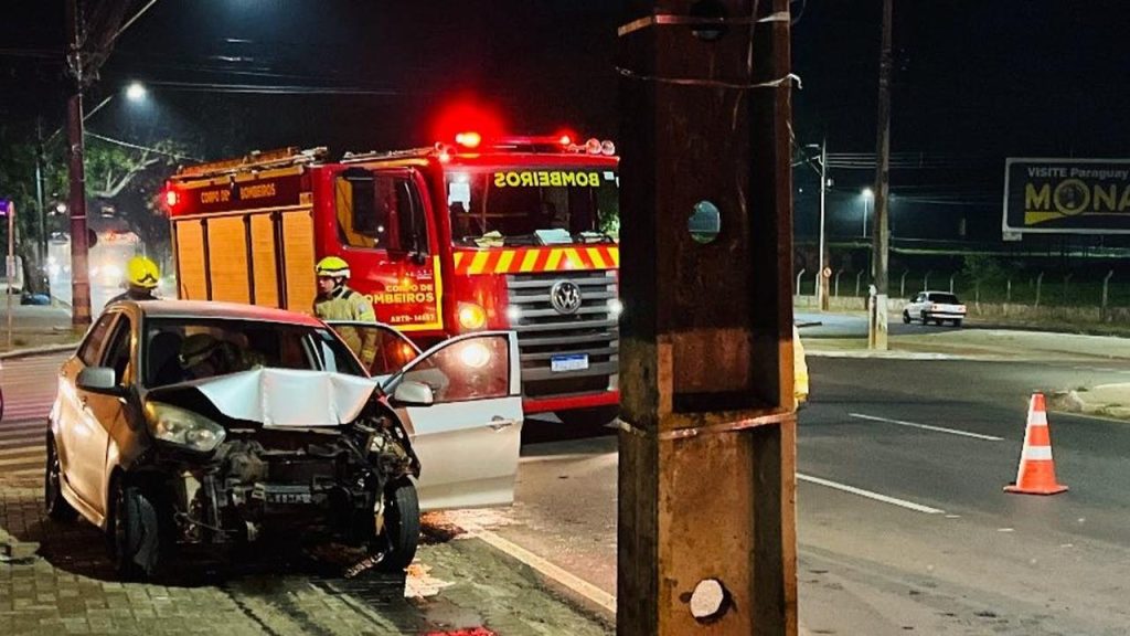 Carro bate violentamente contra poste e deixa mulher em estado grave Imagem referente a Carro bate violentamente contra poste e deixa mulher em estado grave