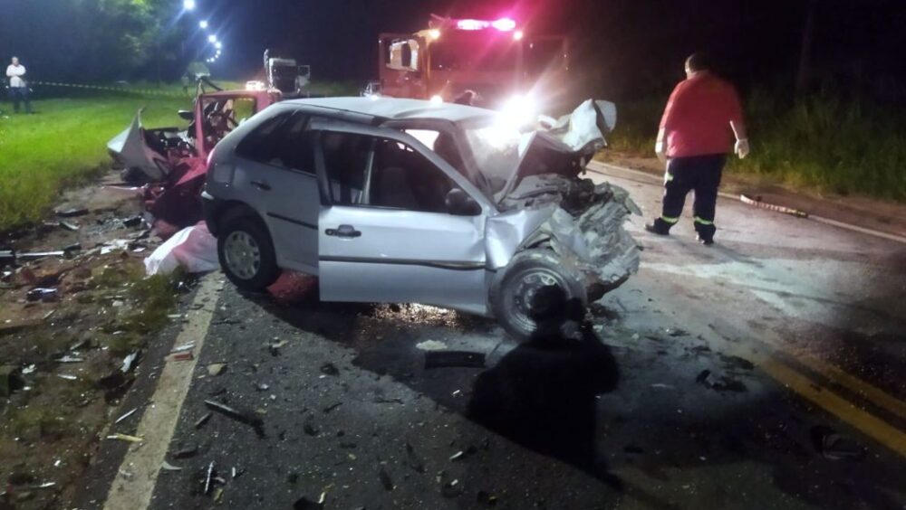 Acidente grave na PR-463 em Colorado (PR) deixa quatro mortos em colisão frontal Imagem referente a Acidente grave na PR-463 em Colorado (PR) deixa quatro mortos em colisão frontal