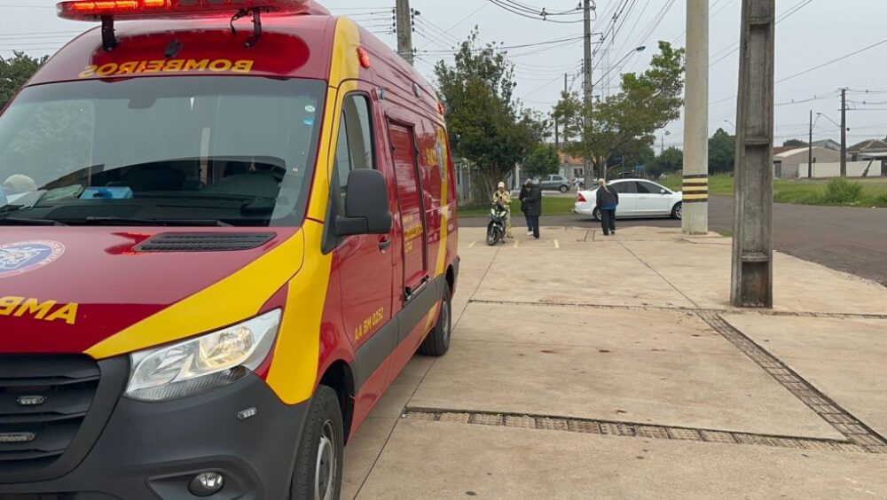 Jovem fica ferida após colisão entre carro e moto no Santa Felicidade Imagem referente a Jovem fica ferida após colisão entre carro e moto no Santa Felicidade