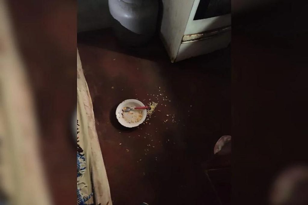 Criança de 2 anos defeca preservativos em creche e mãe é presa por maus-tratos Imagem referente a Criança de 2 anos defeca preservativos em creche e mãe é presa por maus-tratos