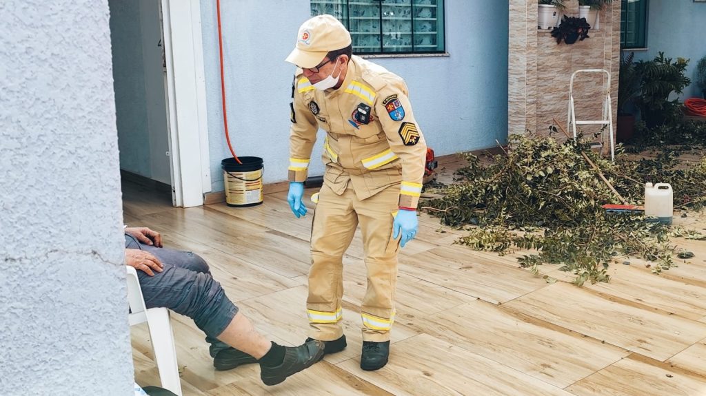 Mulher cai de escada ao realizar poda de árvore no quintal de casa Imagem referente a Mulher cai de escada ao realizar poda de árvore no quintal de casa