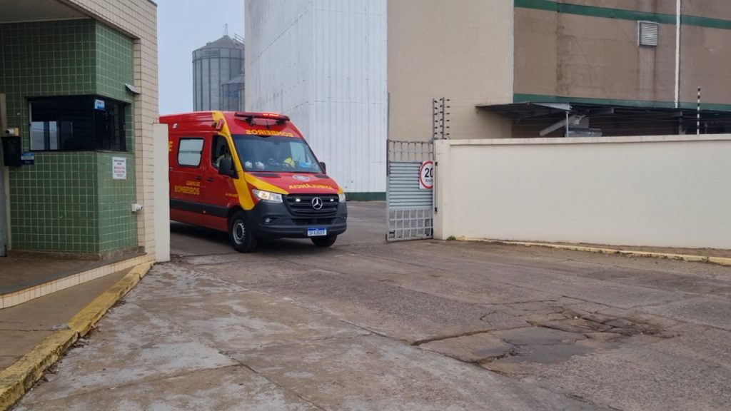 Trabalhador sofre queda em moinho no Parque São Paulo e é levado ao hospital com trauma em tórax Imagem referente a Trabalhador sofre queda em moinho no Parque São Paulo e é levado ao hospital com trauma em tórax