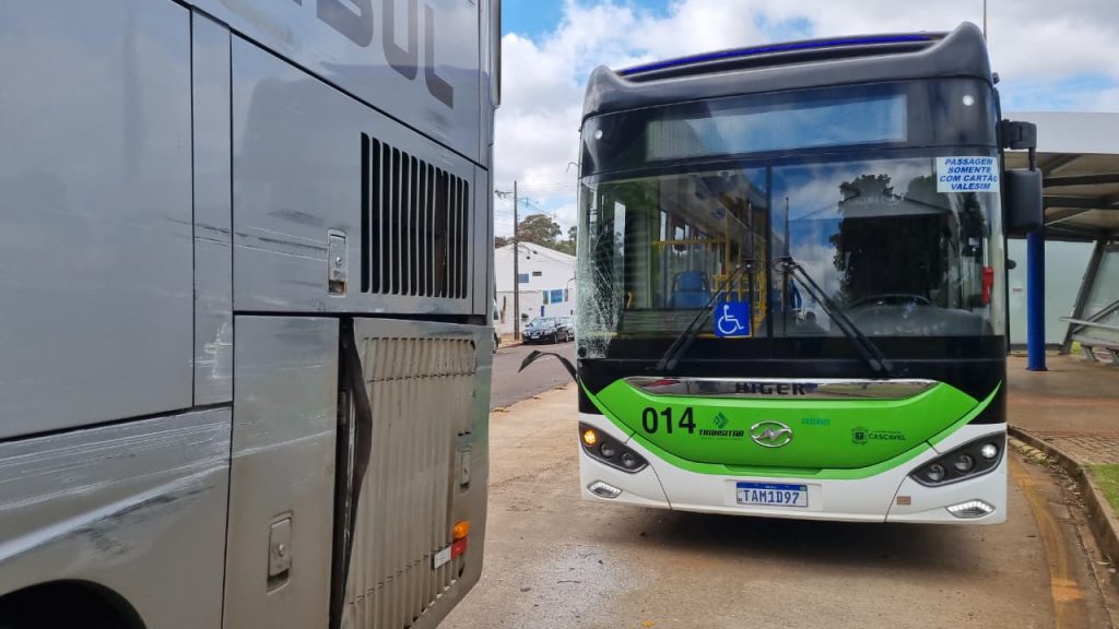 Ônibus se envolvem em colisão na Avenida Tancredo Neves Imagem referente a Ônibus se envolvem em colisão na Avenida Tancredo Neves
