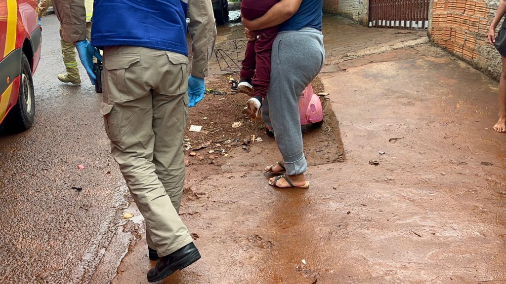 Criança fica grudada ao encostar em rede elétrica e mãe também sofre choque ao tentar salvar filha Imagem referente a Criança fica grudada ao encostar em rede elétrica e mãe também sofre choque ao tentar salvar filha